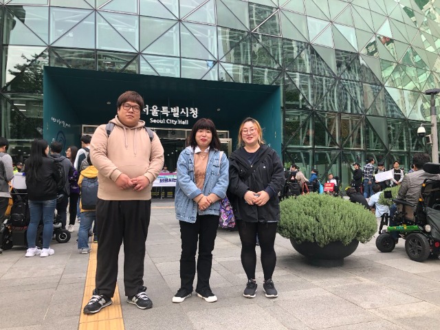 서울시 장애인 탈시설 및 자립생활정책 확대‧강화촉구 기자회견_191010_2.jpg
